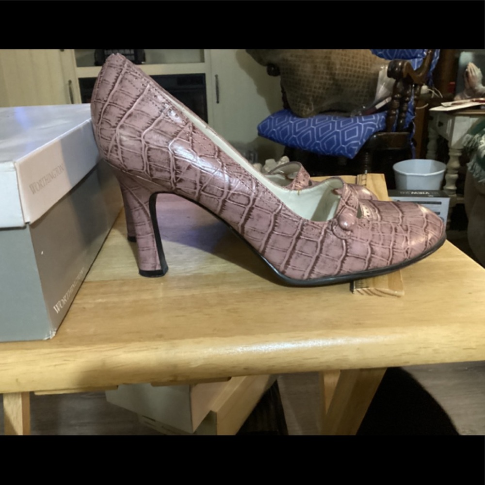 Worthington Vera Rose Crocodile 8.5 pumps